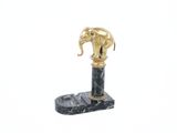une statue d'éléphant posée sur un socle en marbre