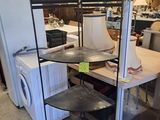 une cuisine équipée d'un réfrigérateur et d'un lave-linge