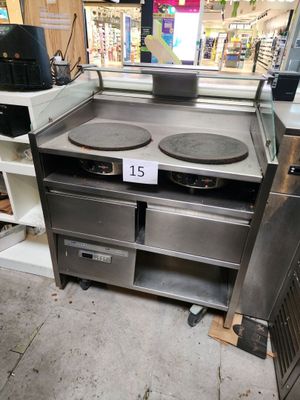 une cuisinière sur laquelle sont posées deux casseroles, dans un magasin