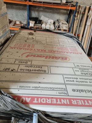 une grande pile de cartons posée sur une palette