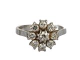 gros plan d'une bague en diamant sur fond blanc