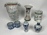 quatre vases posés les uns à côté des autres sur une table