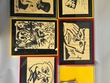 Quatre types d'œuvres d'art différents sont exposés sur un mur