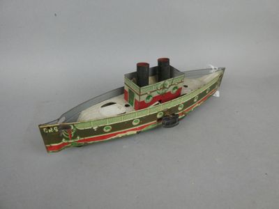 un bateau miniature posé sur une table