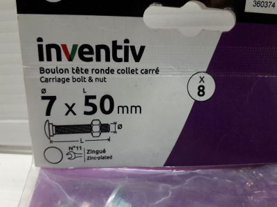 un paquet de ruban adhésif violet dans un paquet posé sur une table