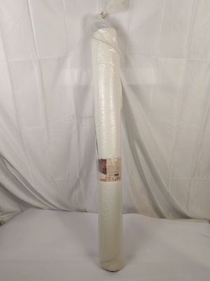 une photo d'un rouleau de papier de soie blanc posé sur un drap blanc