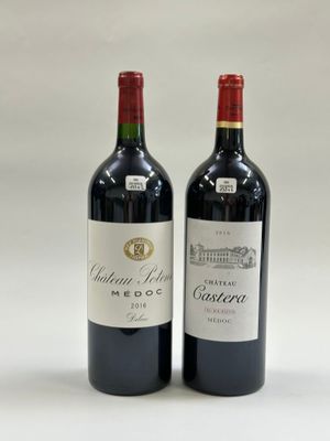 deux bouteilles de vin rouge posées l'une à côté de l'autre sur une table