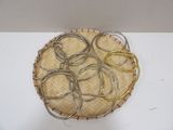 un panier orné de nombreux anneaux