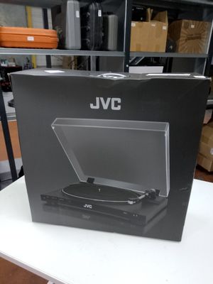 La boîte du lecteur CD JVC est ouverte sur la table.