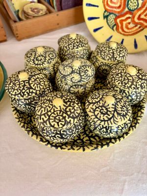 une assiette d'œufs posée sur une table, à côté d'un bol de sauce
