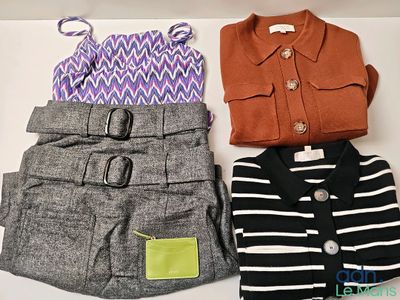 trois vêtements posés sur une table