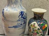 deux vases posés l'un à côté de l'autre sur une table