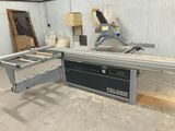une photo d'une scie circulaire à table dans un atelier, avec une machine en arrière-plan