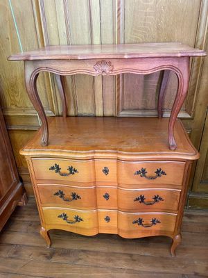 a dresser with a mirror on top of it in a room
