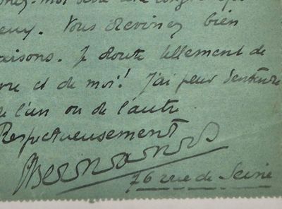 un morceau de papier vert sur lequel il y a des inscriptions