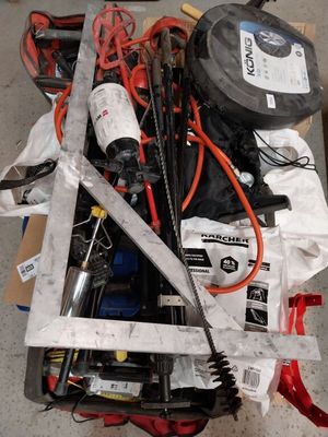 un tas d'outils en tout genre éparpillés par terre