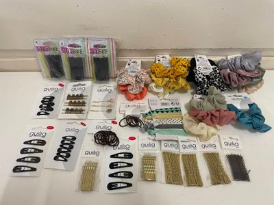 plein d'accessoires pour les cheveux sur la table, prêts à être utilisés