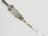 un poignard ancien en argent, orné d'un motif élaboré sur fond blanc