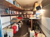 une photo de l'intérieur d'un camion rempli d'objets