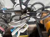 une photo montrant un ensemble d'outils posés sur une table