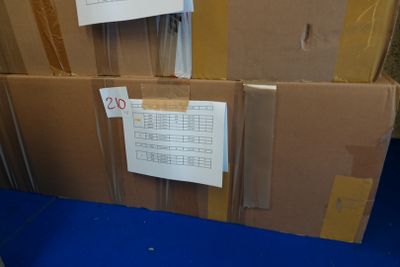 deux cartons recouverts d'une multitude de papiers