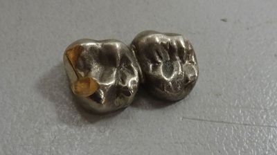 Or blanc dentaire. 4,9 g brut