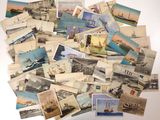 une pile de vieilles cartes postales posée sur une table