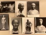 plusieurs photographies en noir et blanc de statues antiques accrochées à un mur