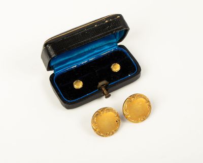 deux paires de boutons de manchette en or dans un étui noir