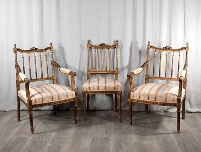 trois chaises anciennes avec des coussins rembourrés à rayures et un rideau blanc