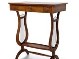 une table en bois sur laquelle est posée une harpe