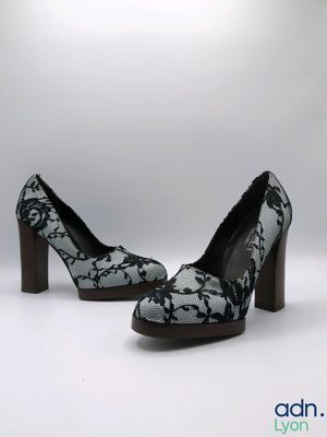 chaussures à talons hauts noires et blanches ornées d'un motif en dentelle