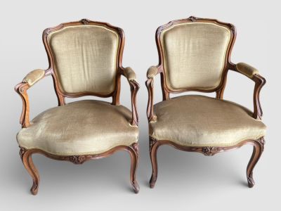 PAIRE DE FAUTEUILS en bois, garniture de velours,