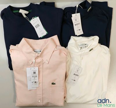 trois chemises pour homme, encore étiquetées, posées sur une étagère