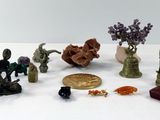 beaucoup de petites figurines qui se trouvent sur la table