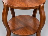 une table en bois surmontée d'une étagère