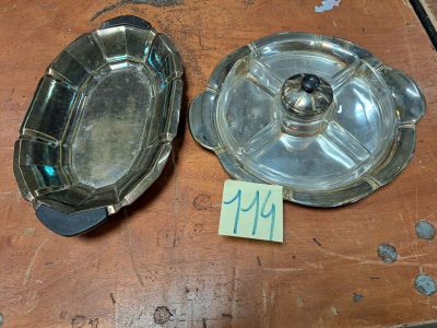 deux cendriers en argent posés sur une table, avec une étiquette de prix