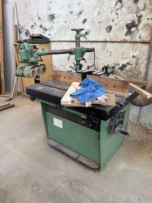 a machine that is sitting on a table in a room