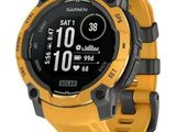 un gros plan d'une montre connectée avec un bracelet jaune