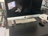un bureau équipé d'un écran d'ordinateur et d'un clavier