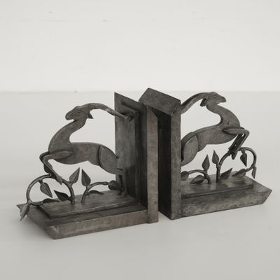 une paire de serre-livres en métal ornés d'oiseaux