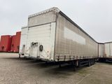 une semi-remorque garée sur un parking