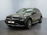 Le SUV Mercedes GLE est garé dans un showroom