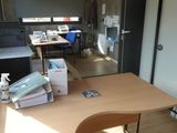 un bureau sur lequel se trouvent de nombreux livres