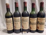 quatre bouteilles de vin sont alignées sur une table
