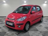 une photo d'une petite voiture rouge garée dans un garage