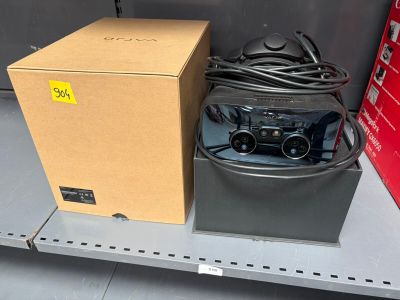 une boîte de câbles posée sur une étagère dans un magasin