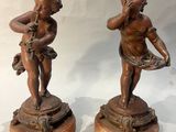 paire de figurines anciennes en bronze représentant des chérubins, sur socles en marbre