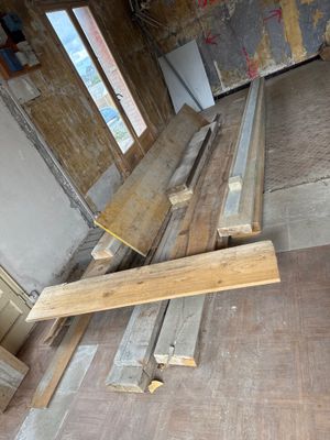 plusieurs pièces de bois sont empilées dans une pièce