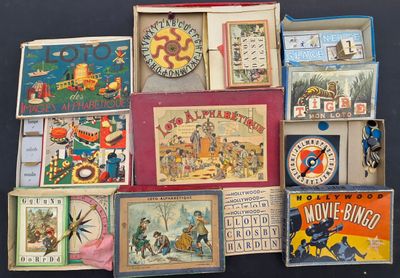 plusieurs types de cartes différents réunis dans une boîte